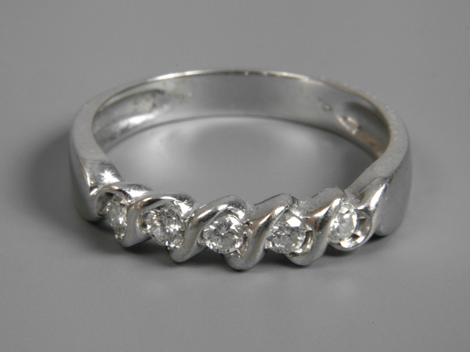 Lady's ring with diamonds