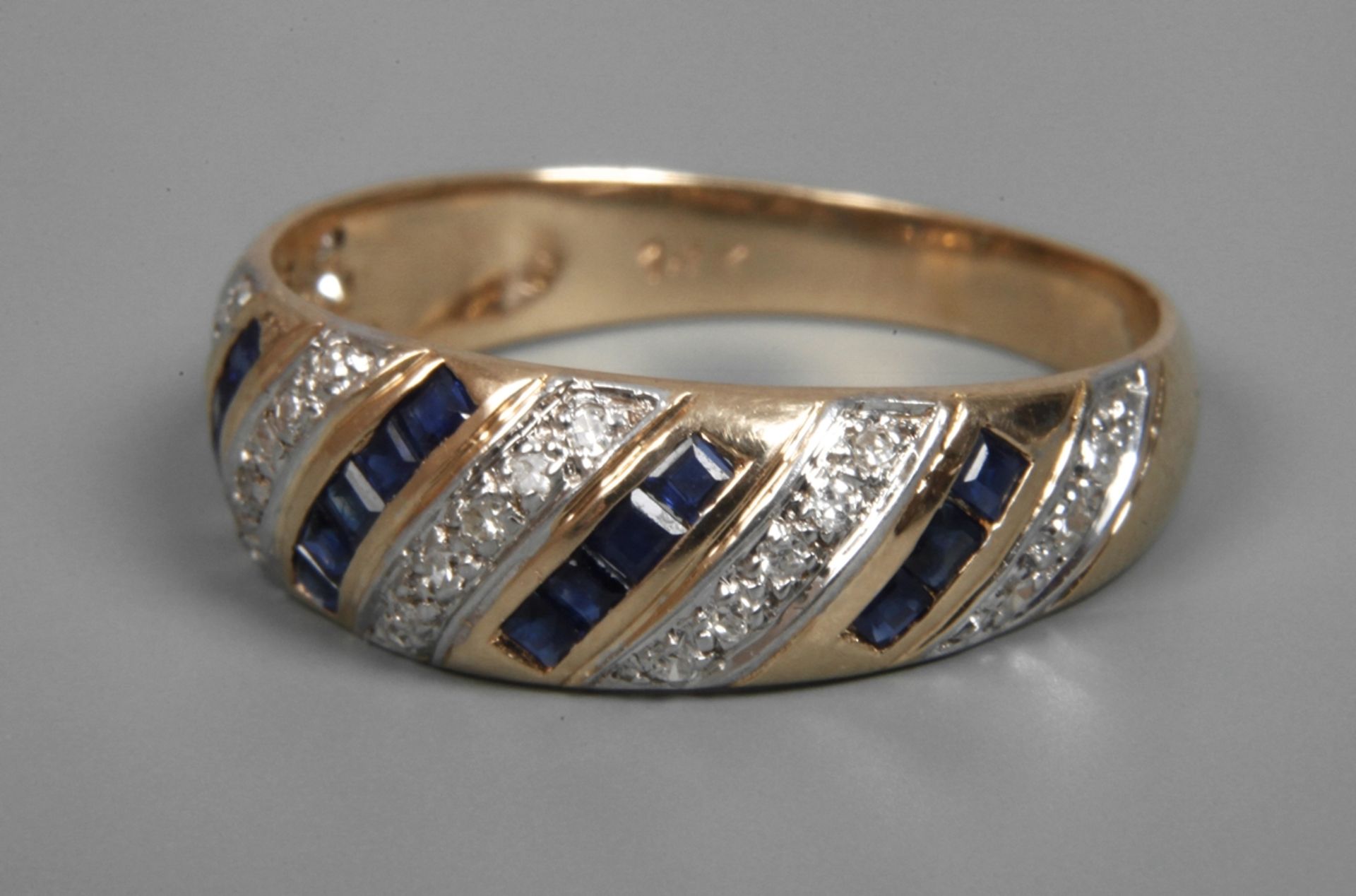 Lady's ring with sapphire and diamond