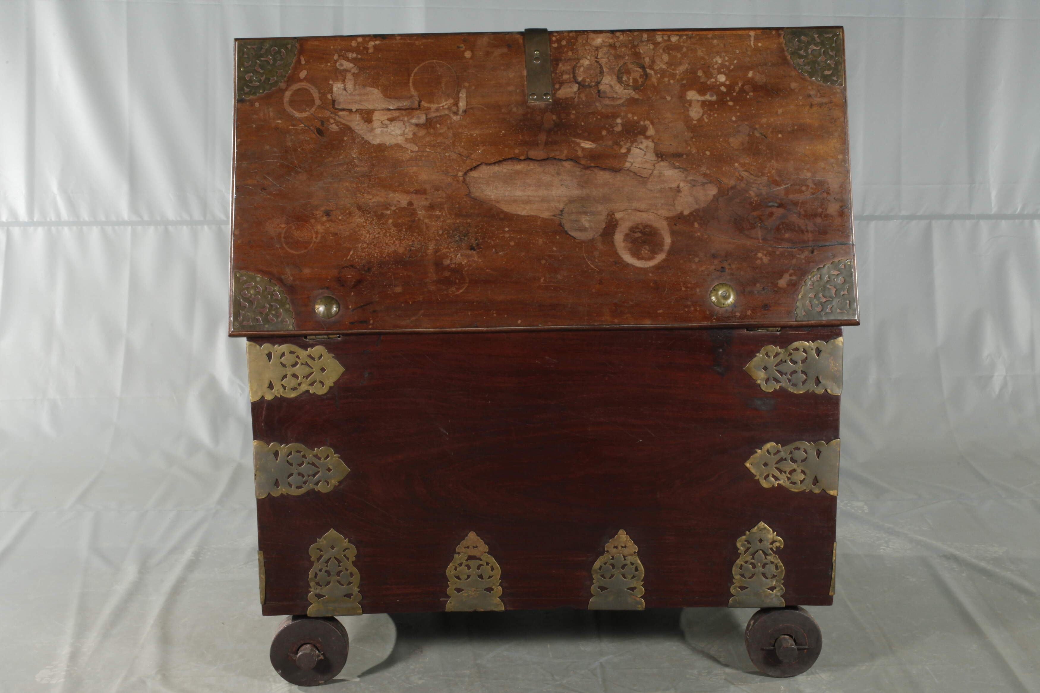 Flat lidded chest with brass fittings - Image 6 of 7