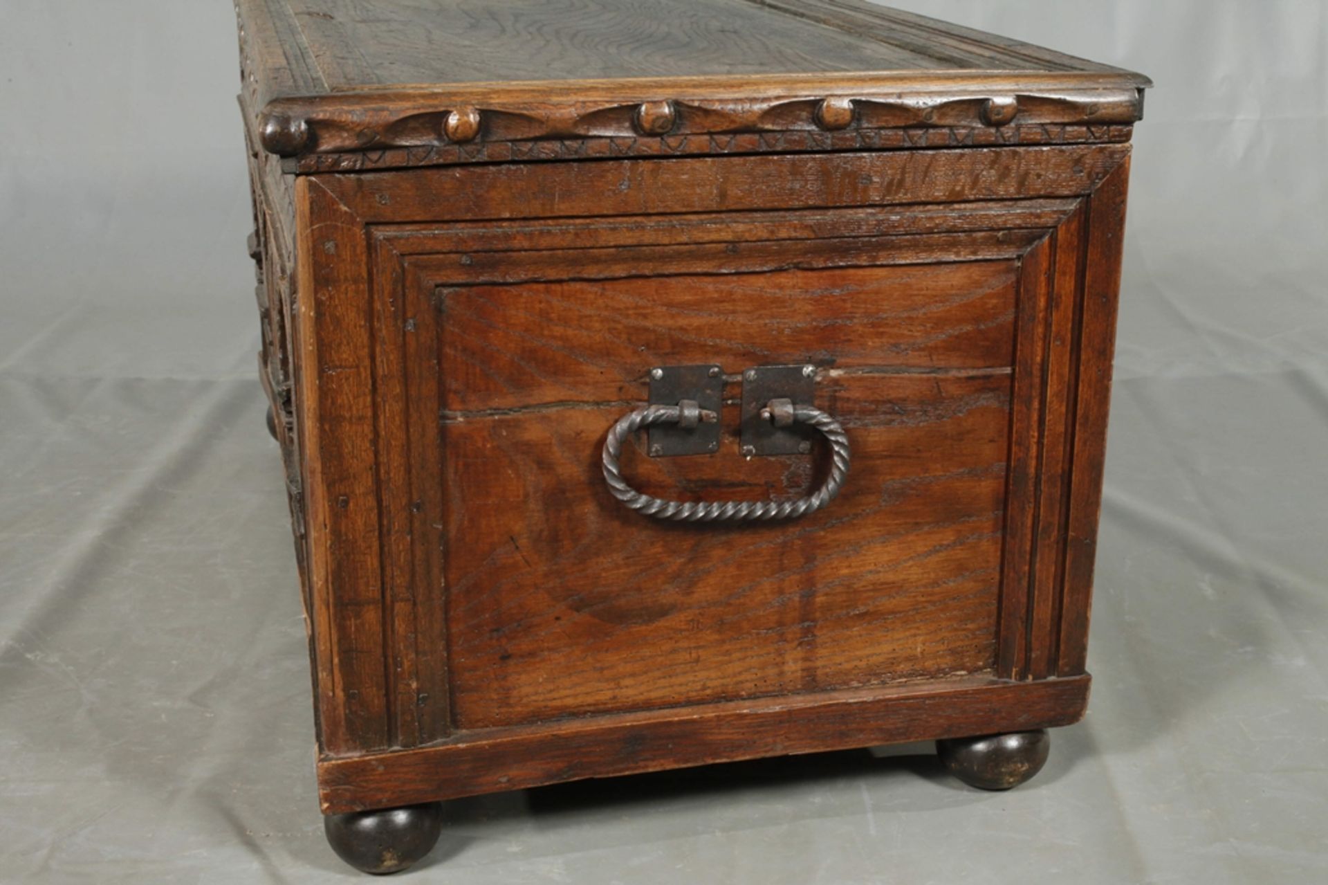 Small flat-lidded chest, late Renaissance - Image 4 of 6