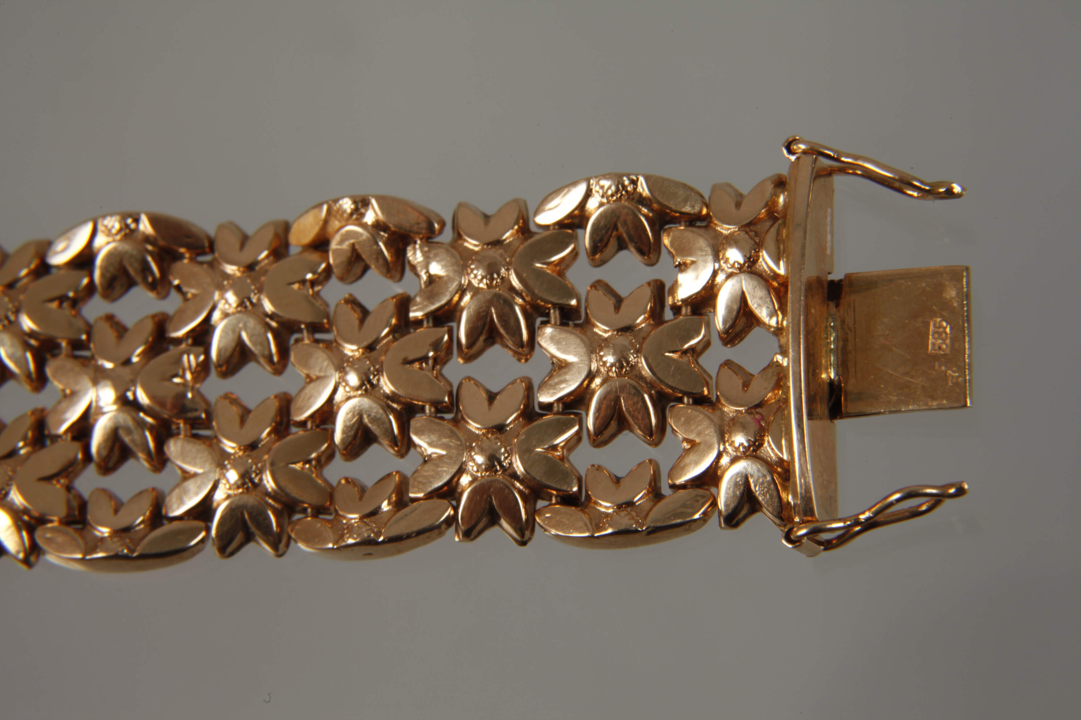 Broad gold bracelet - Image 2 of 3