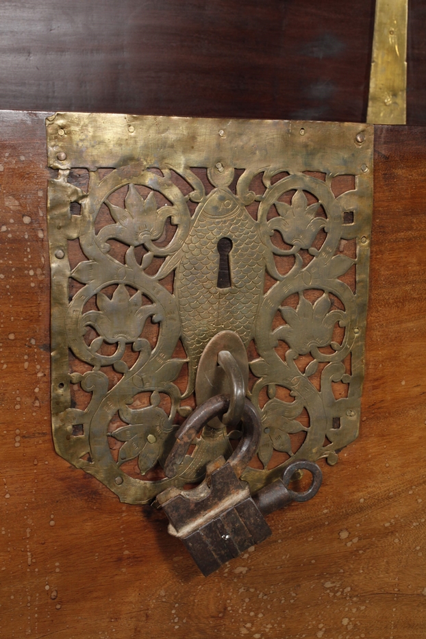 Flat lidded chest with brass fittings - Image 5 of 7