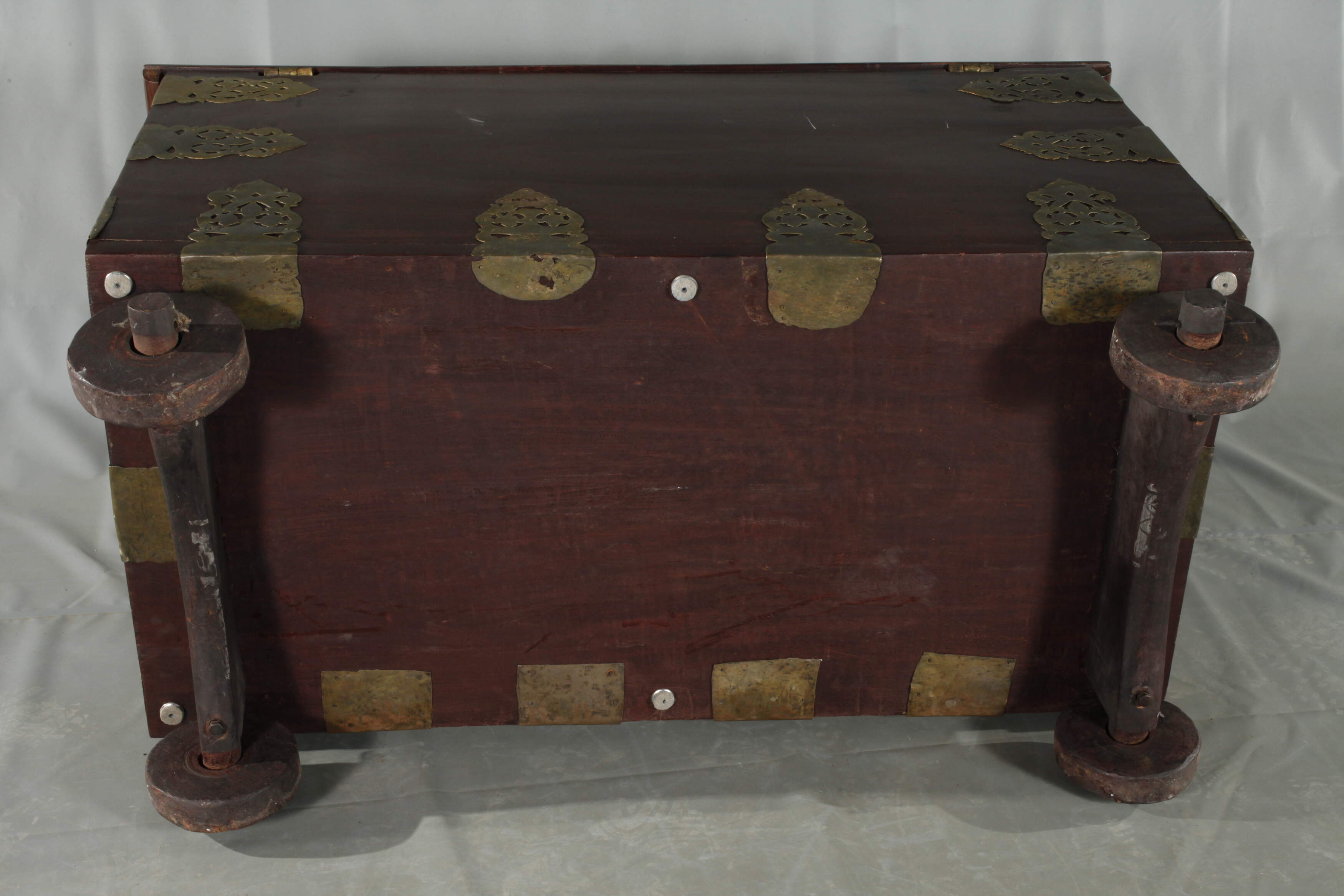 Flat lidded chest with brass fittings - Image 7 of 7