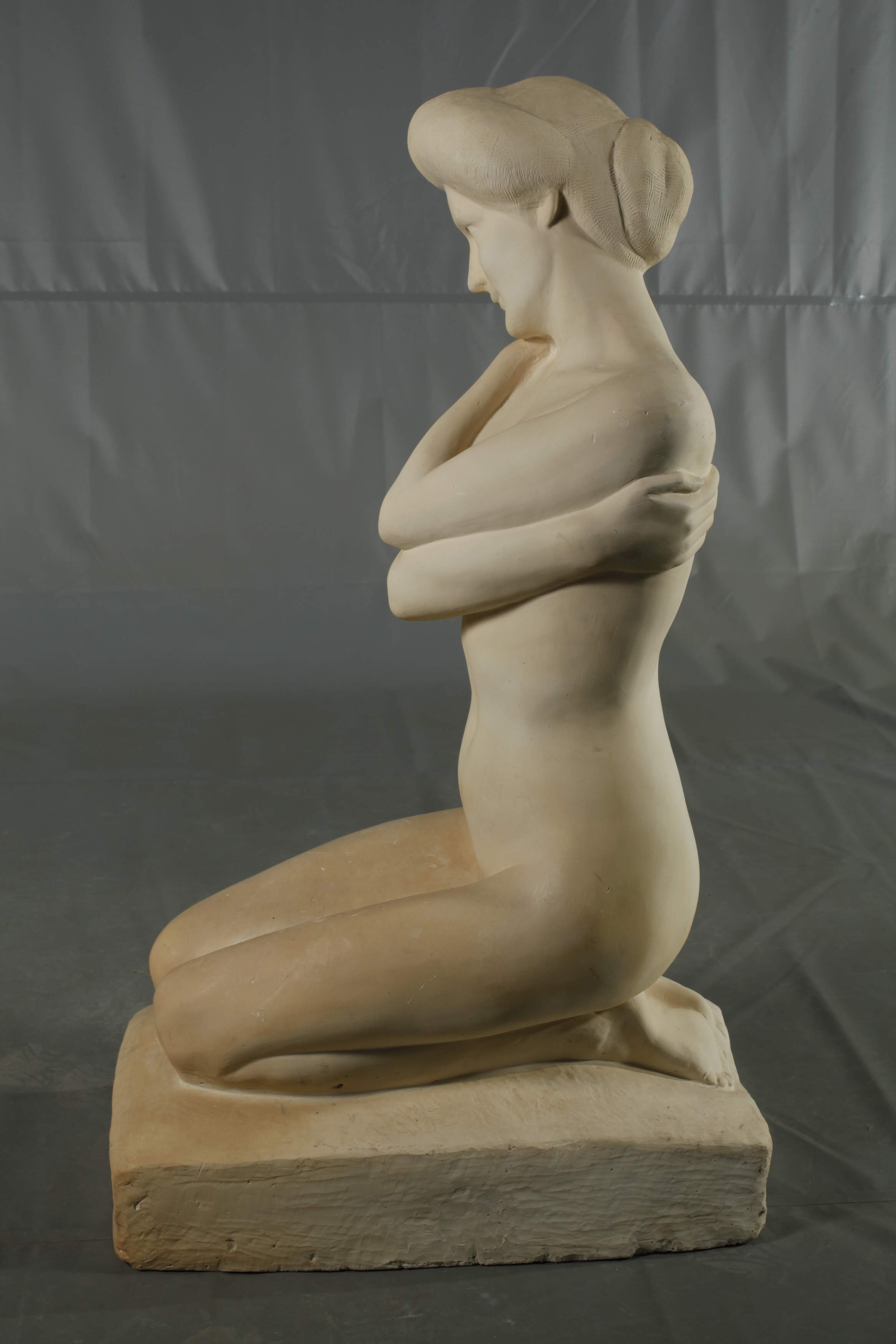 Oversized female nude - Image 4 of 7