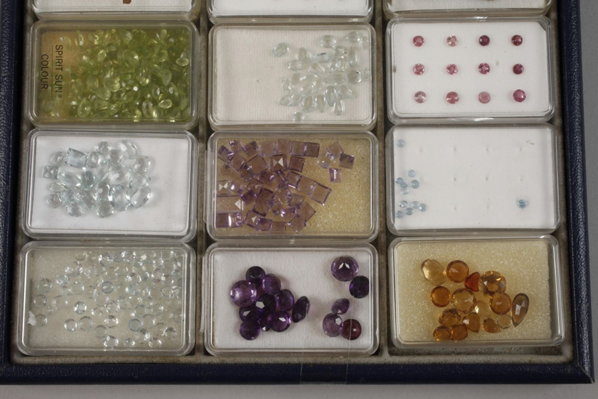 A collection of faceted gemstones - Image 3 of 3