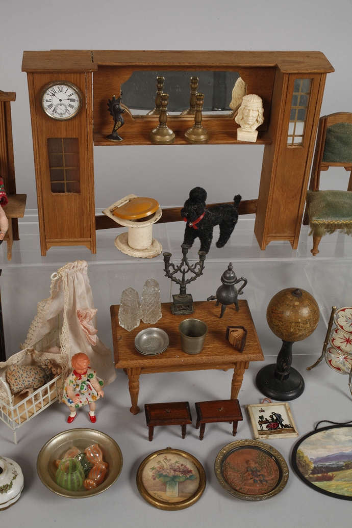 A collection of doll's house accessories  - Image 3 of 4