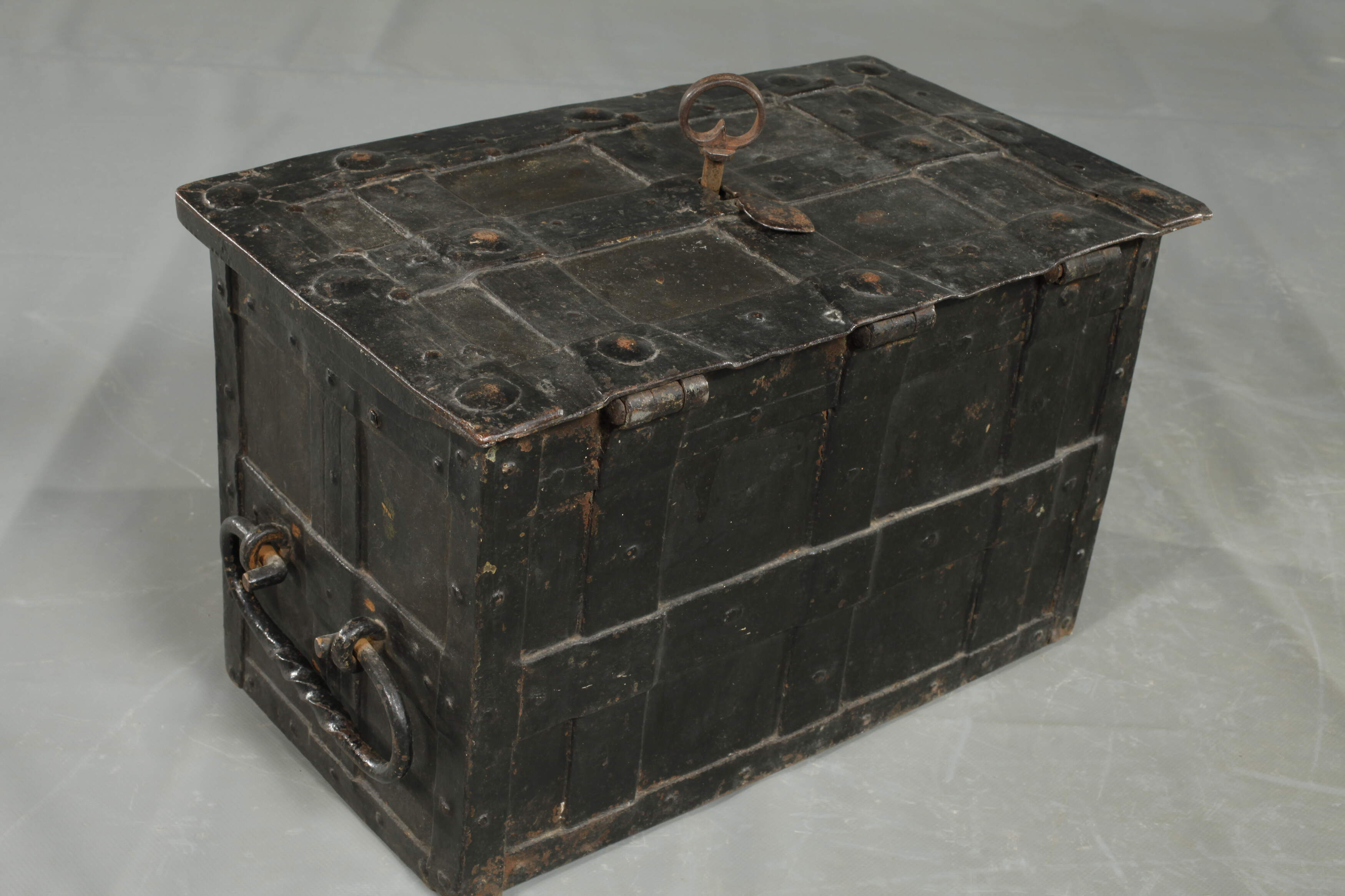 Small iron chest  - Image 4 of 4