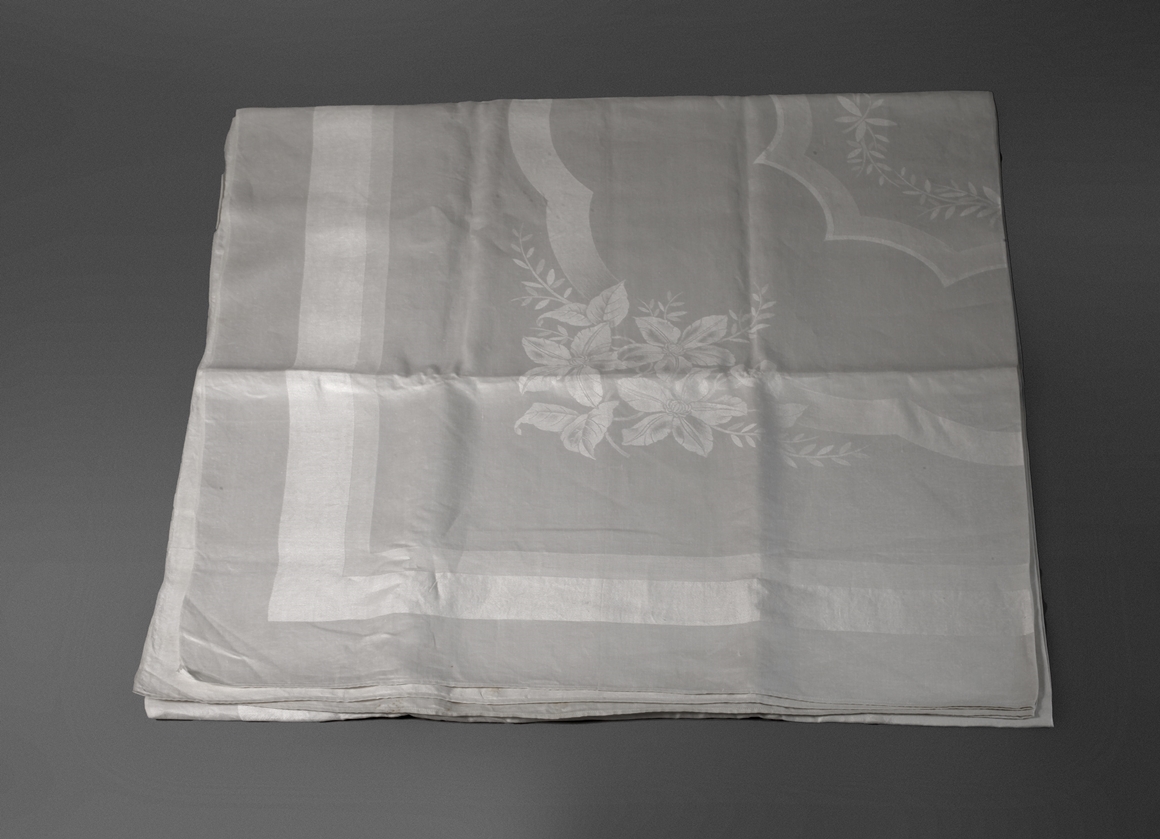 Tablecloth with floral decoration