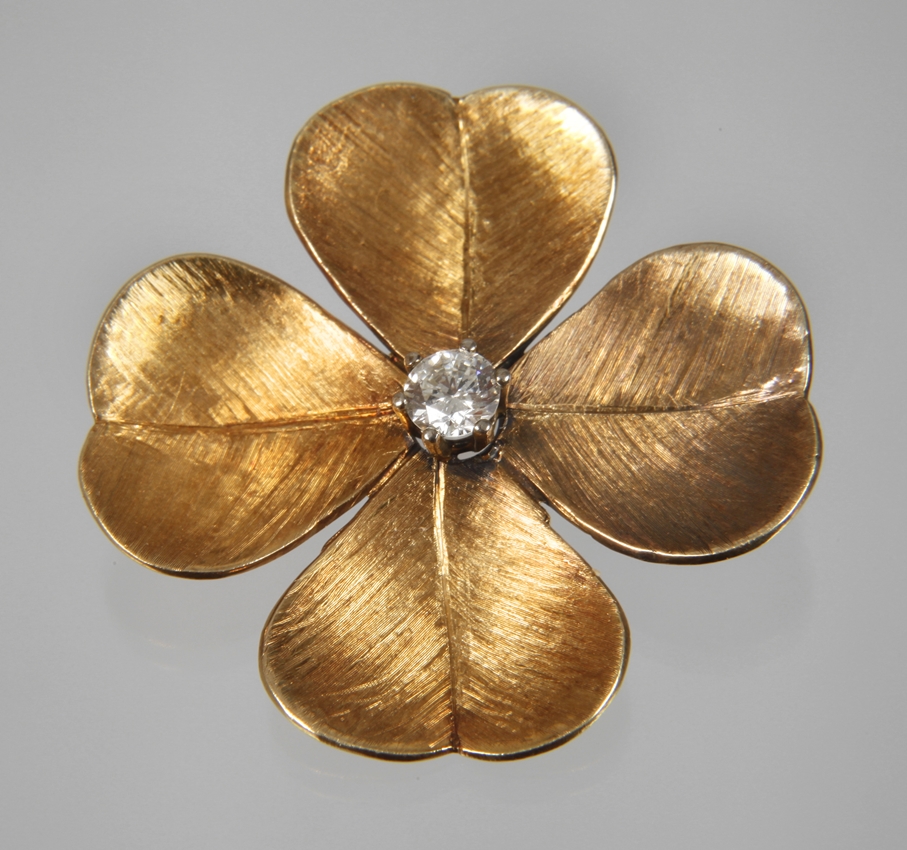 Cloverleaf brooch with brilliant-cut diamond