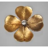 Cloverleaf brooch with brilliant-cut diamond