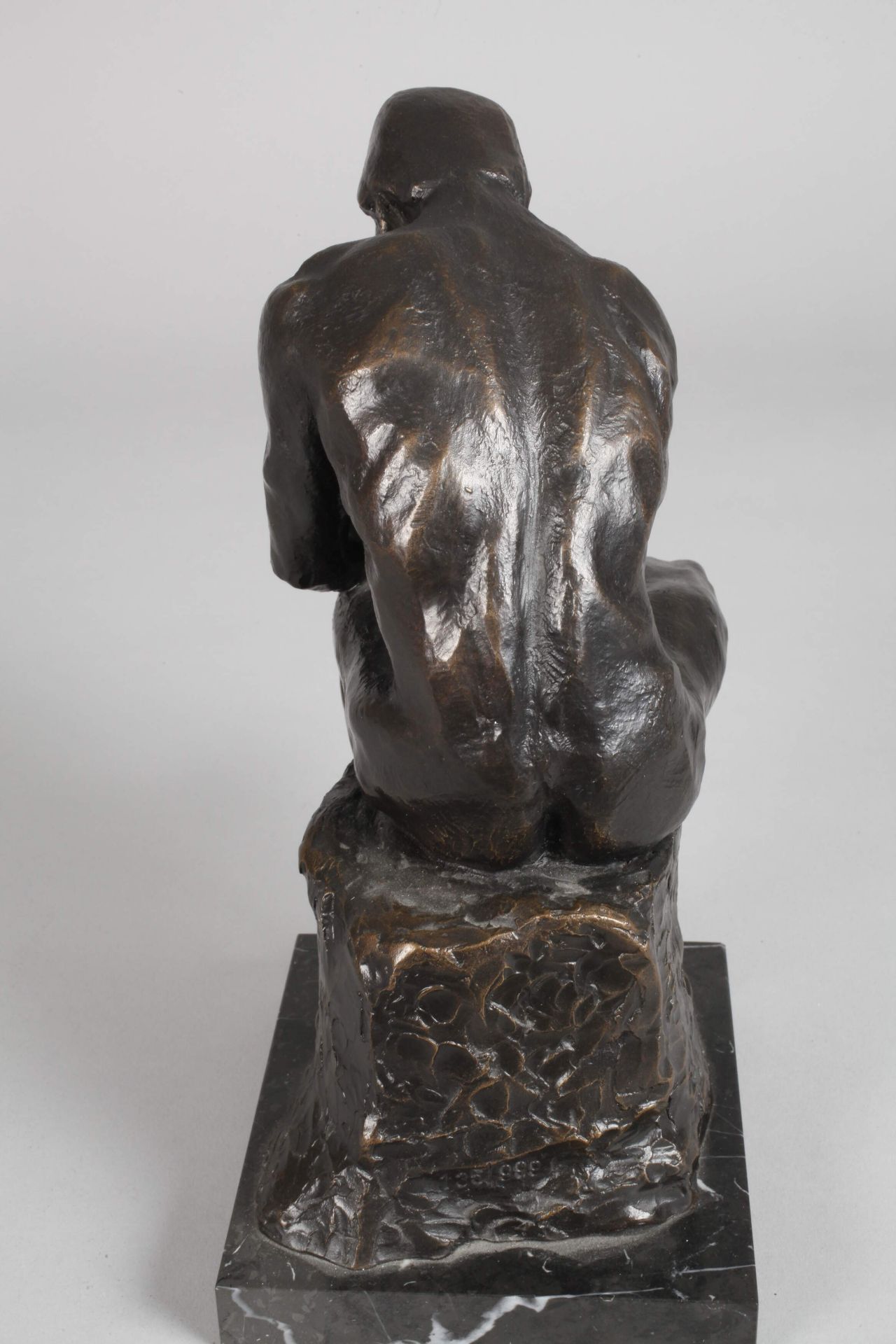 Bronzefigur "Der Denker" - Bild 5 aus 7