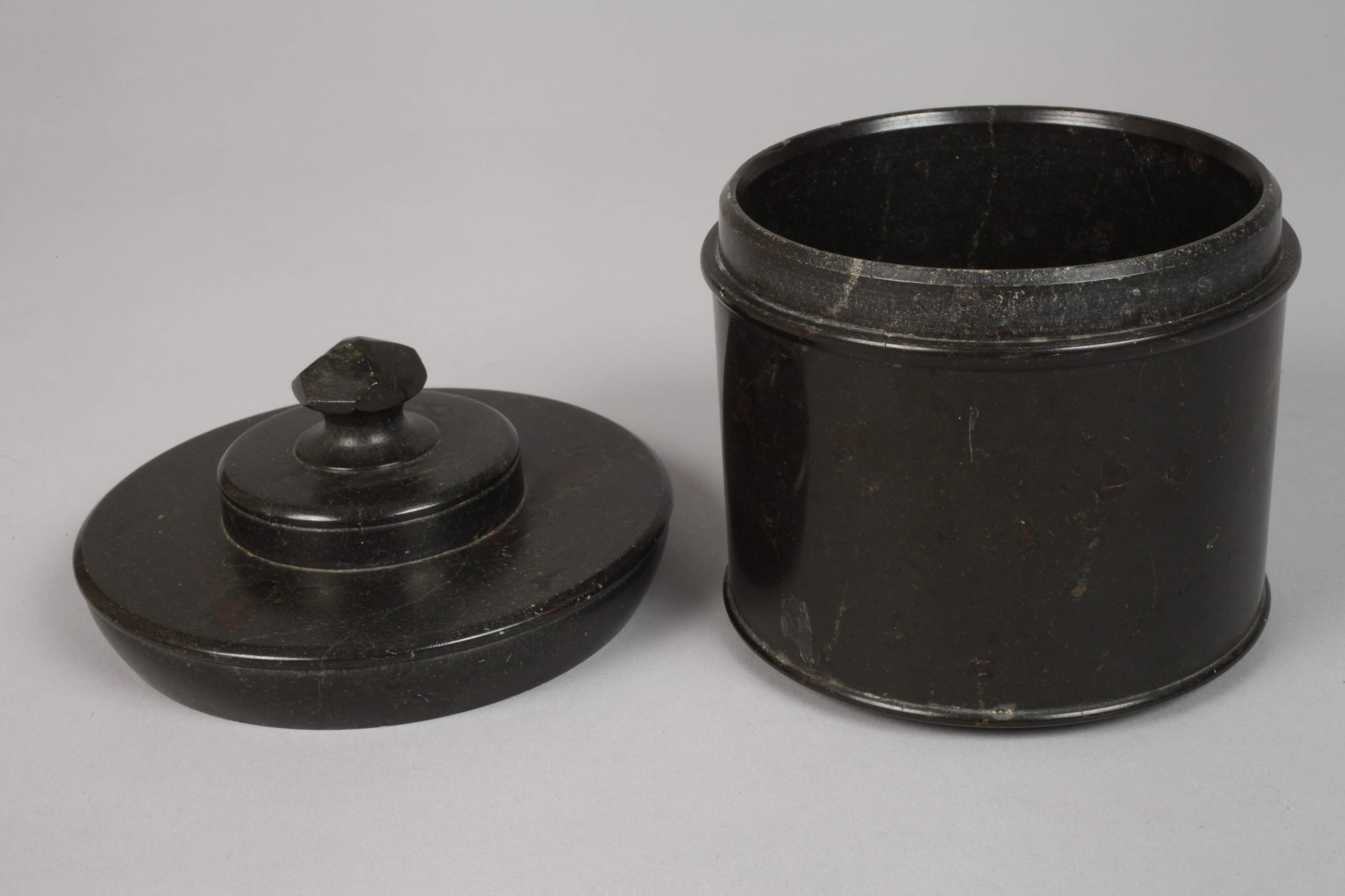 Lidded serpentine box - Image 2 of 4