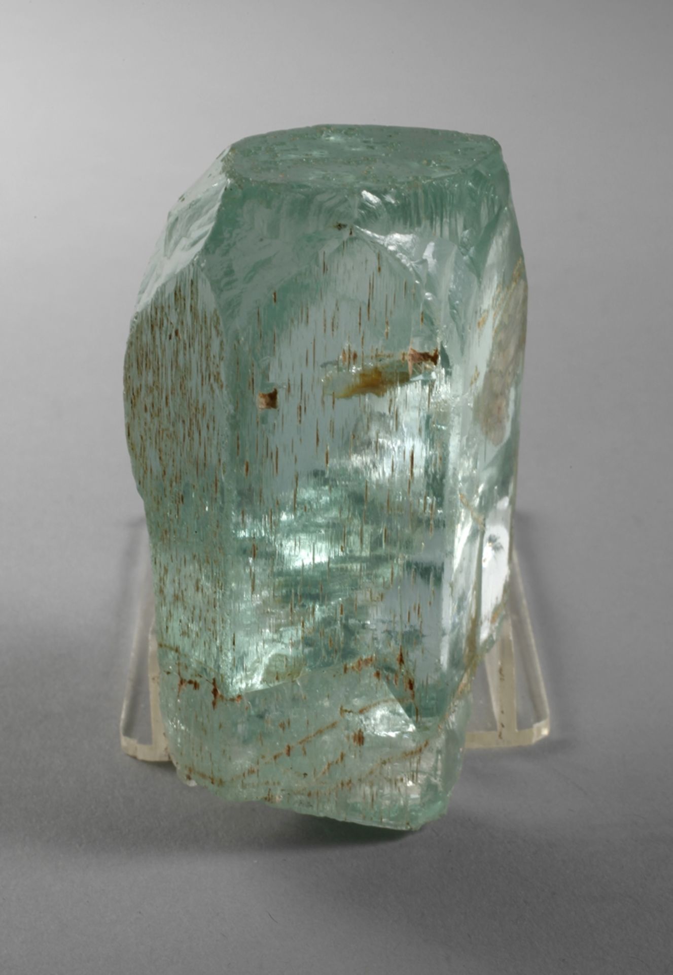 Large aquamarine crystal