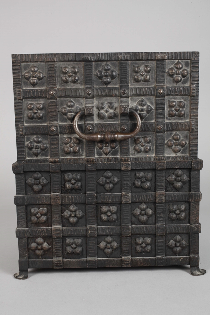 Small iron casket - Image 4 of 7