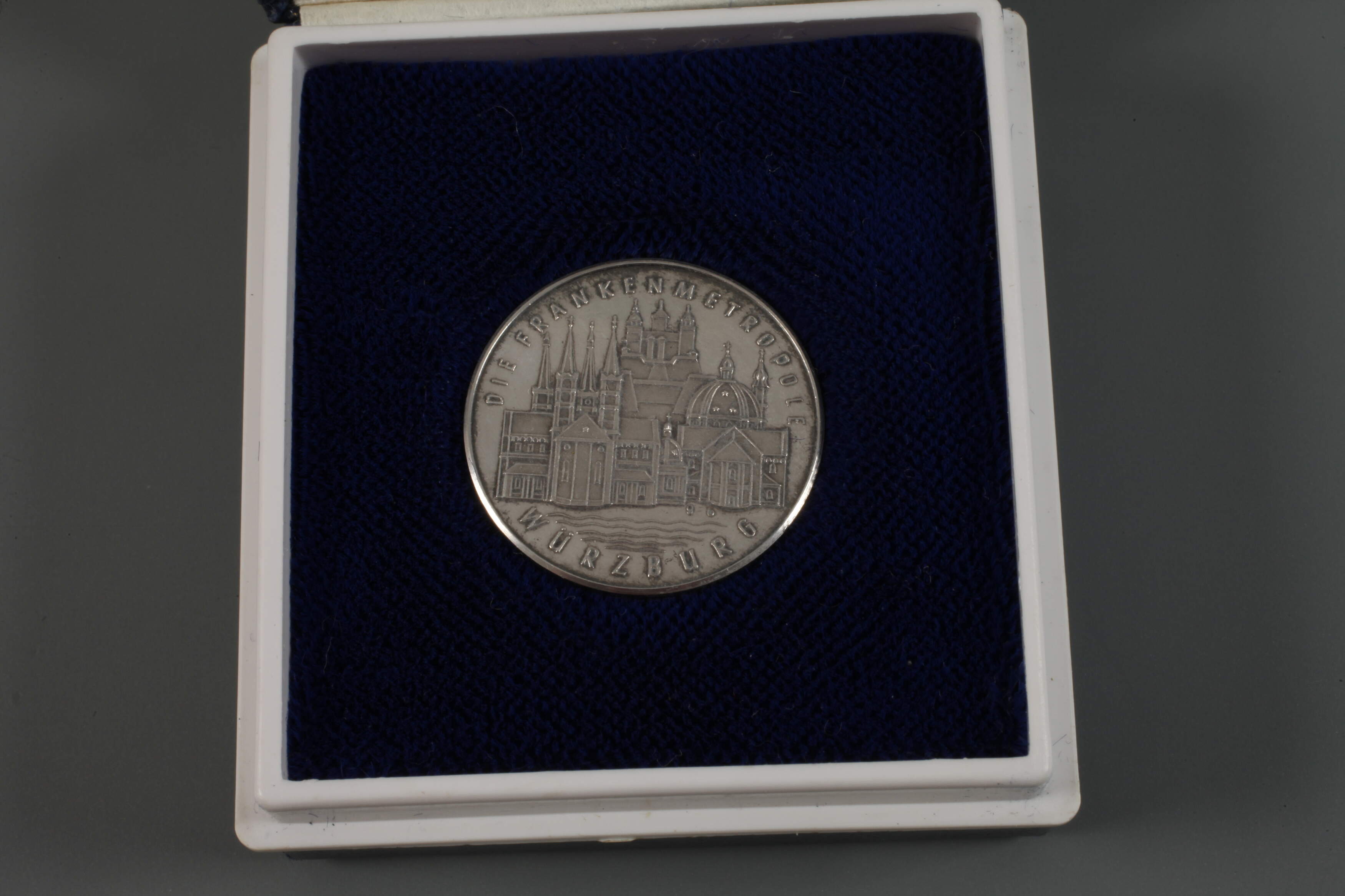 A collection of silver coins and medals - Image 6 of 6