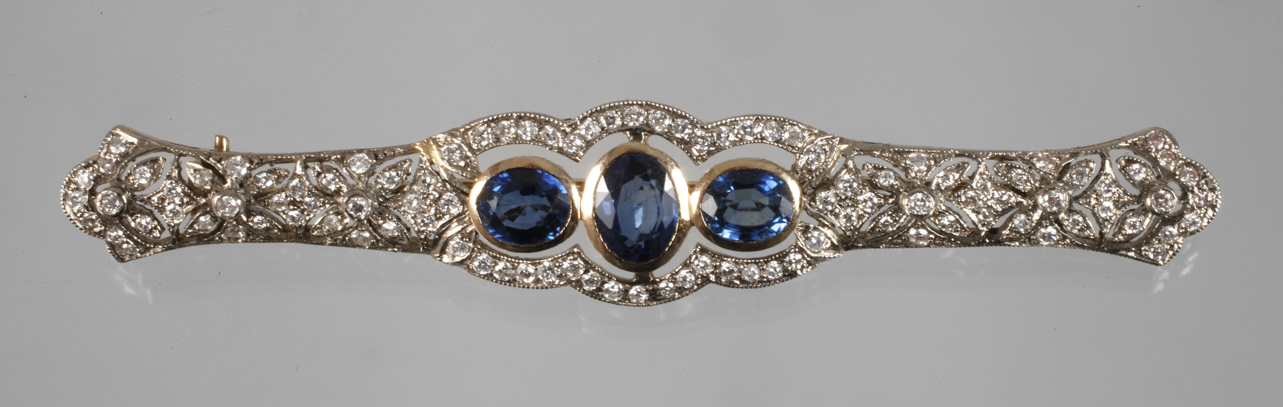 Art Deco brooch with sapphires and diamonds