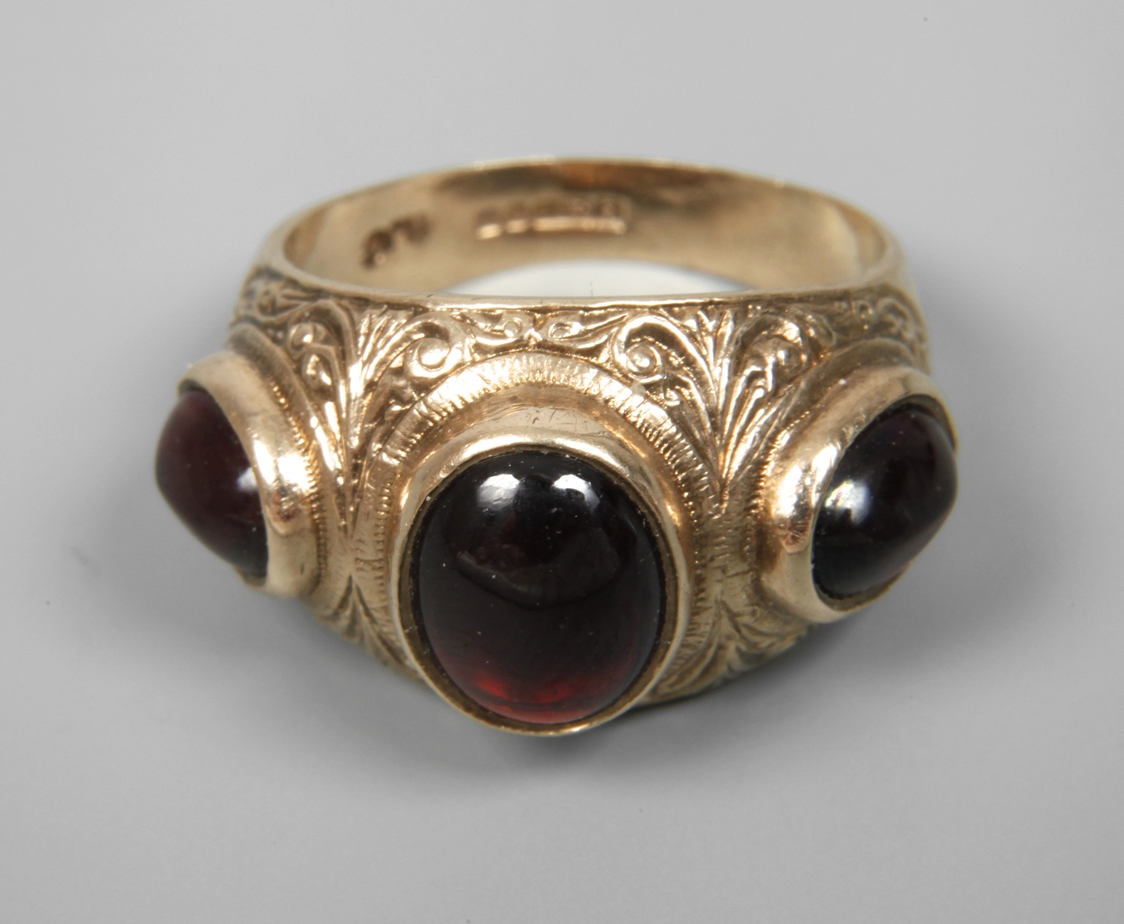 Lady's ring with garnet cabochons