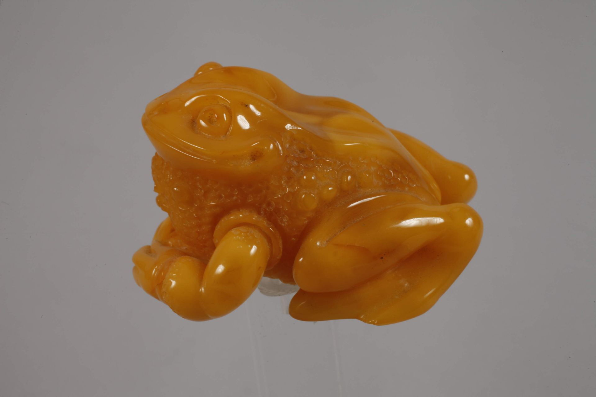 Figurative amber carving - Image 3 of 3