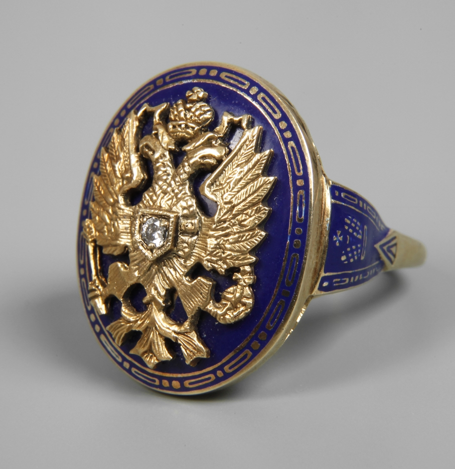 Pompous ring with enamel