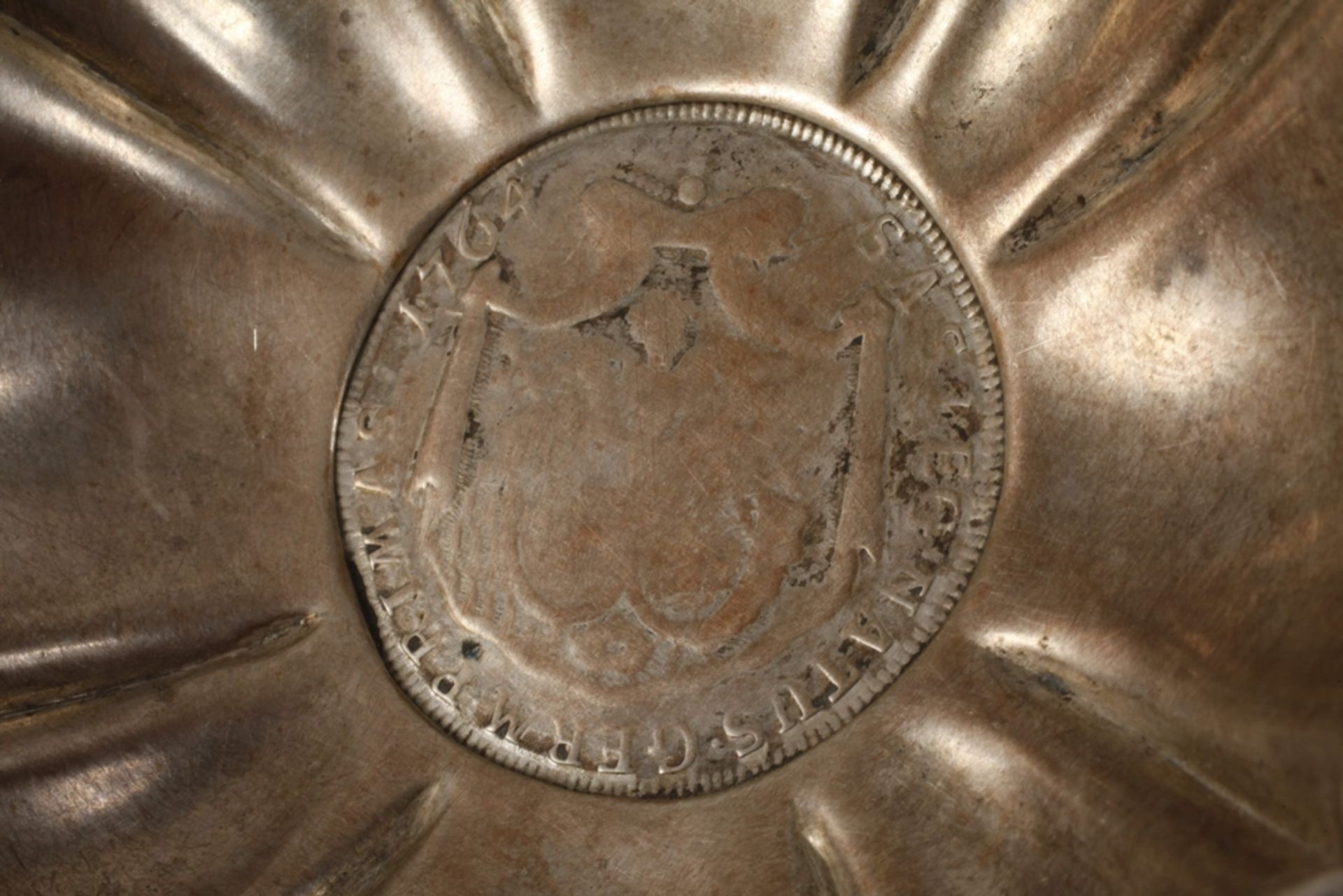 Barocke Silberschale mit Münze - Bild 3 aus 5