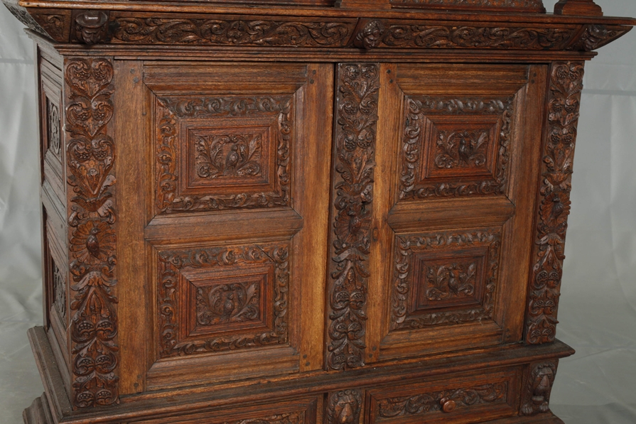 Renaissance-style top cupboard - Image 3 of 12
