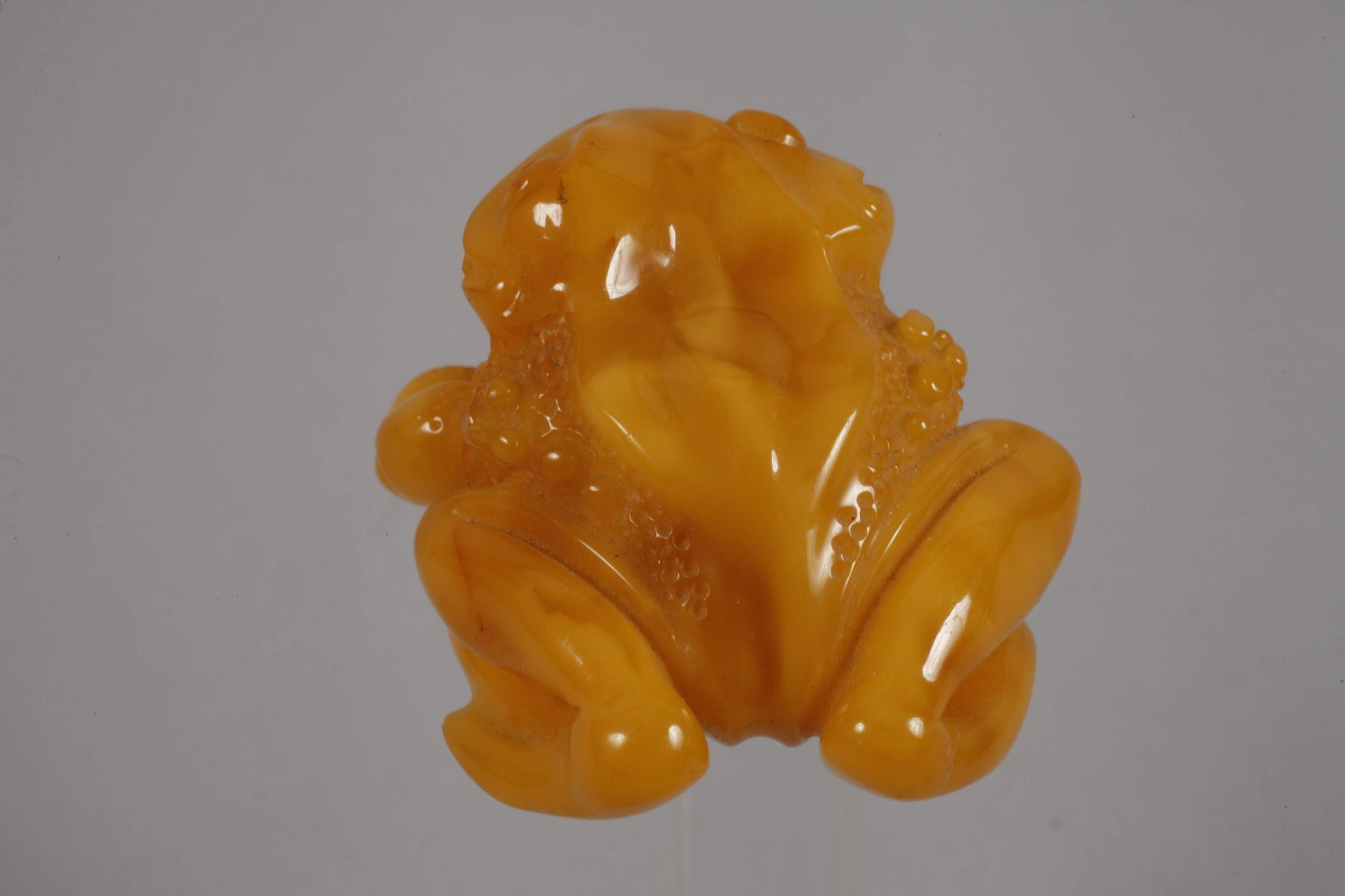 Figurative amber carving - Image 2 of 3