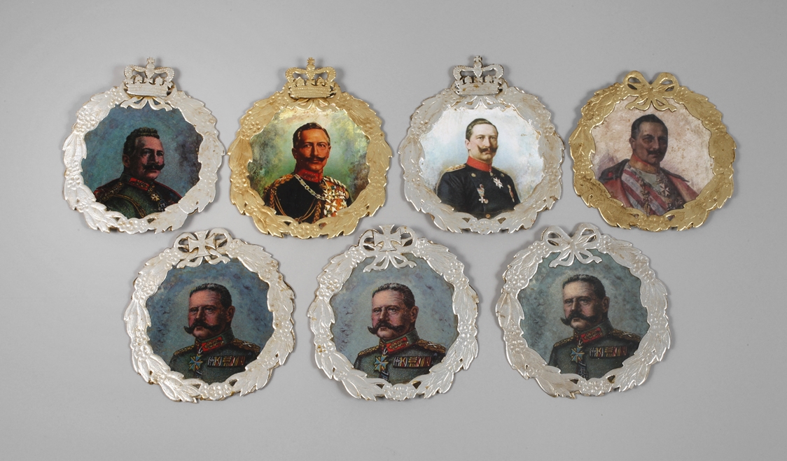Patriotic Christmas tree decorations from the imperial era