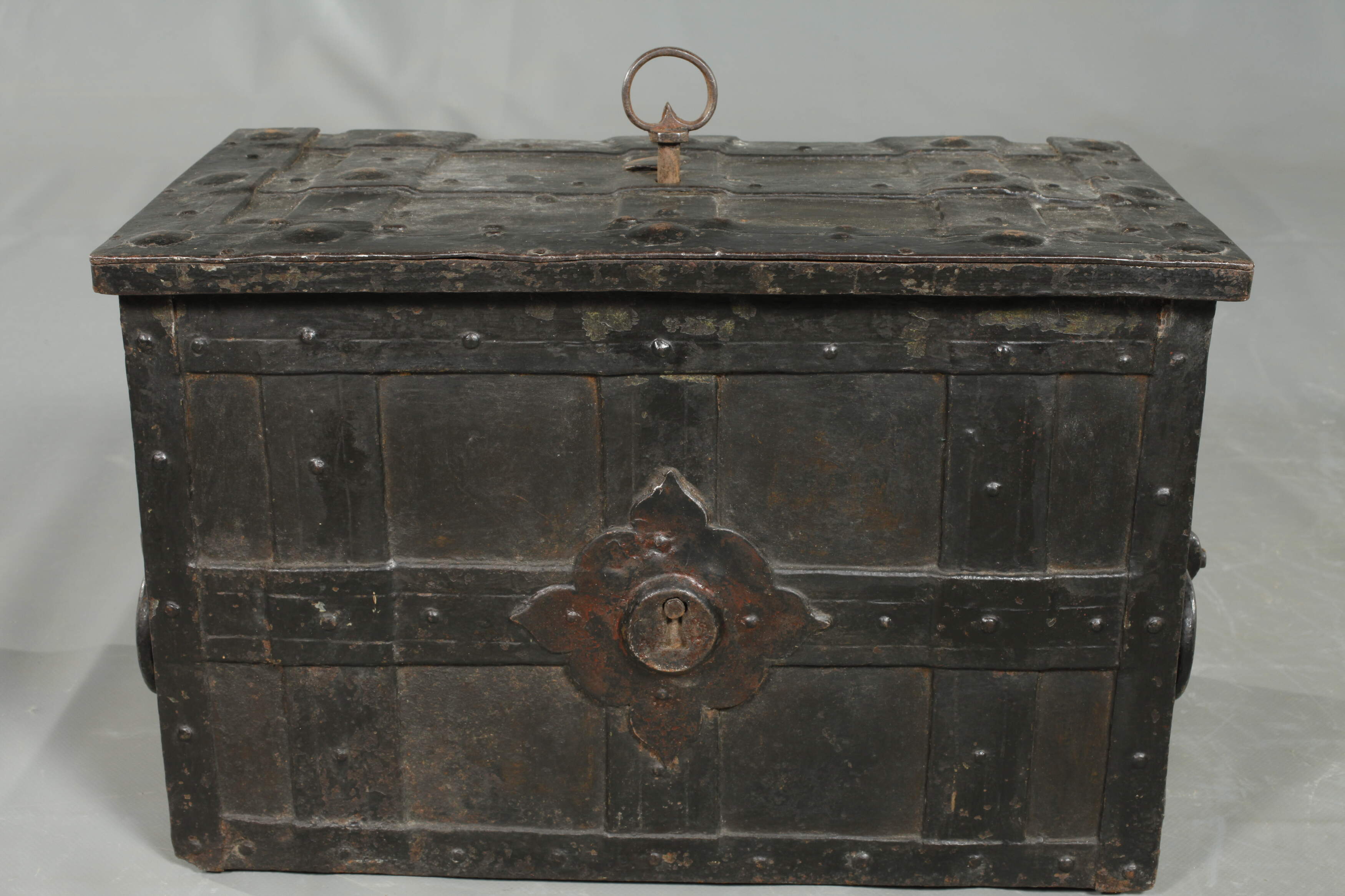 Small iron chest  - Image 2 of 4