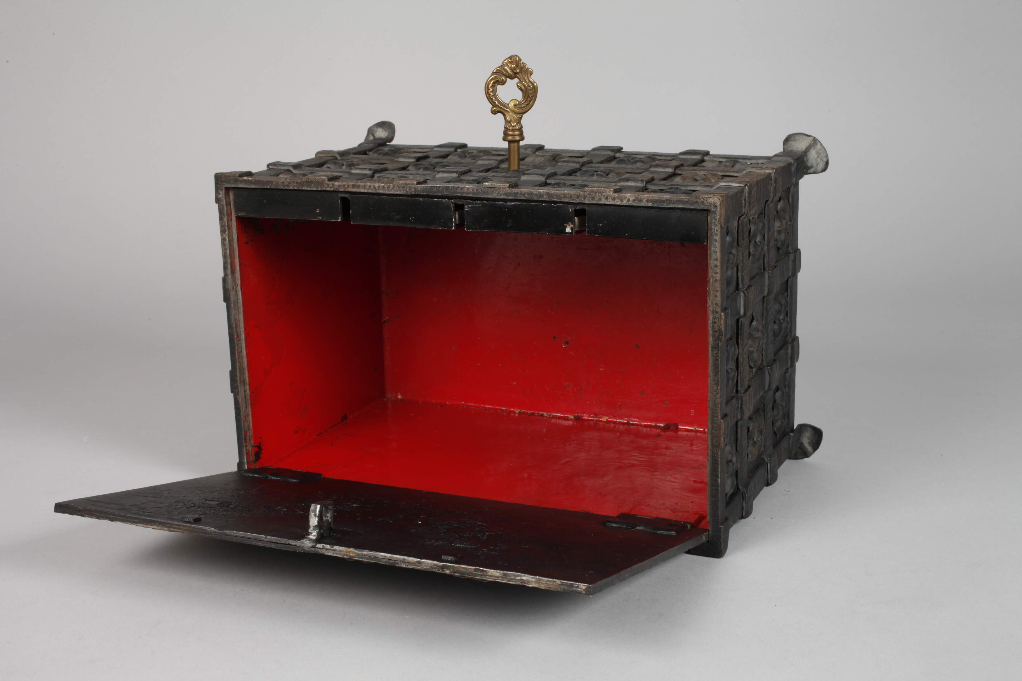 Small iron casket - Image 6 of 7