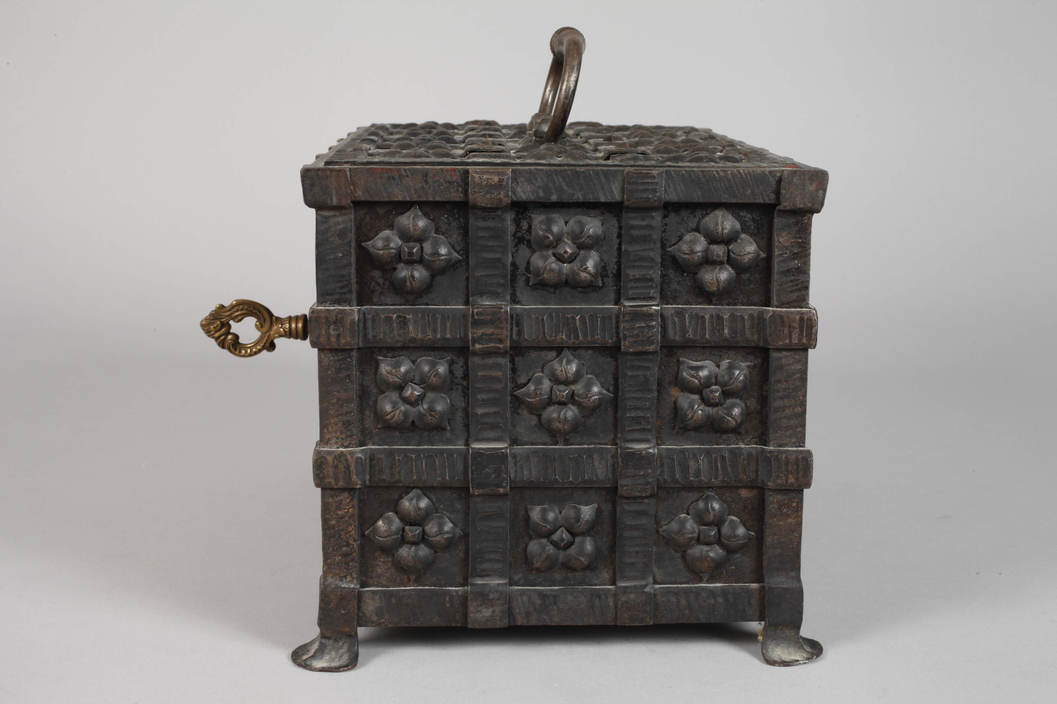 Small iron casket - Image 3 of 7