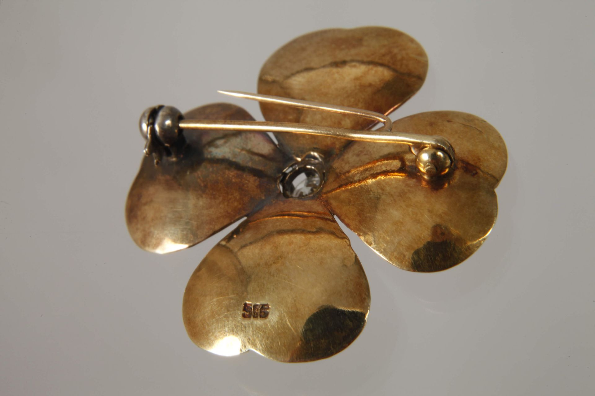 Cloverleaf brooch with brilliant-cut diamond - Image 2 of 2