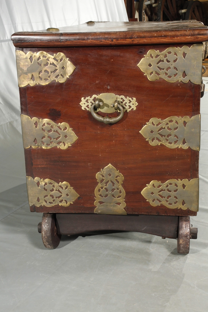Flat lidded chest with brass fittings - Image 3 of 7