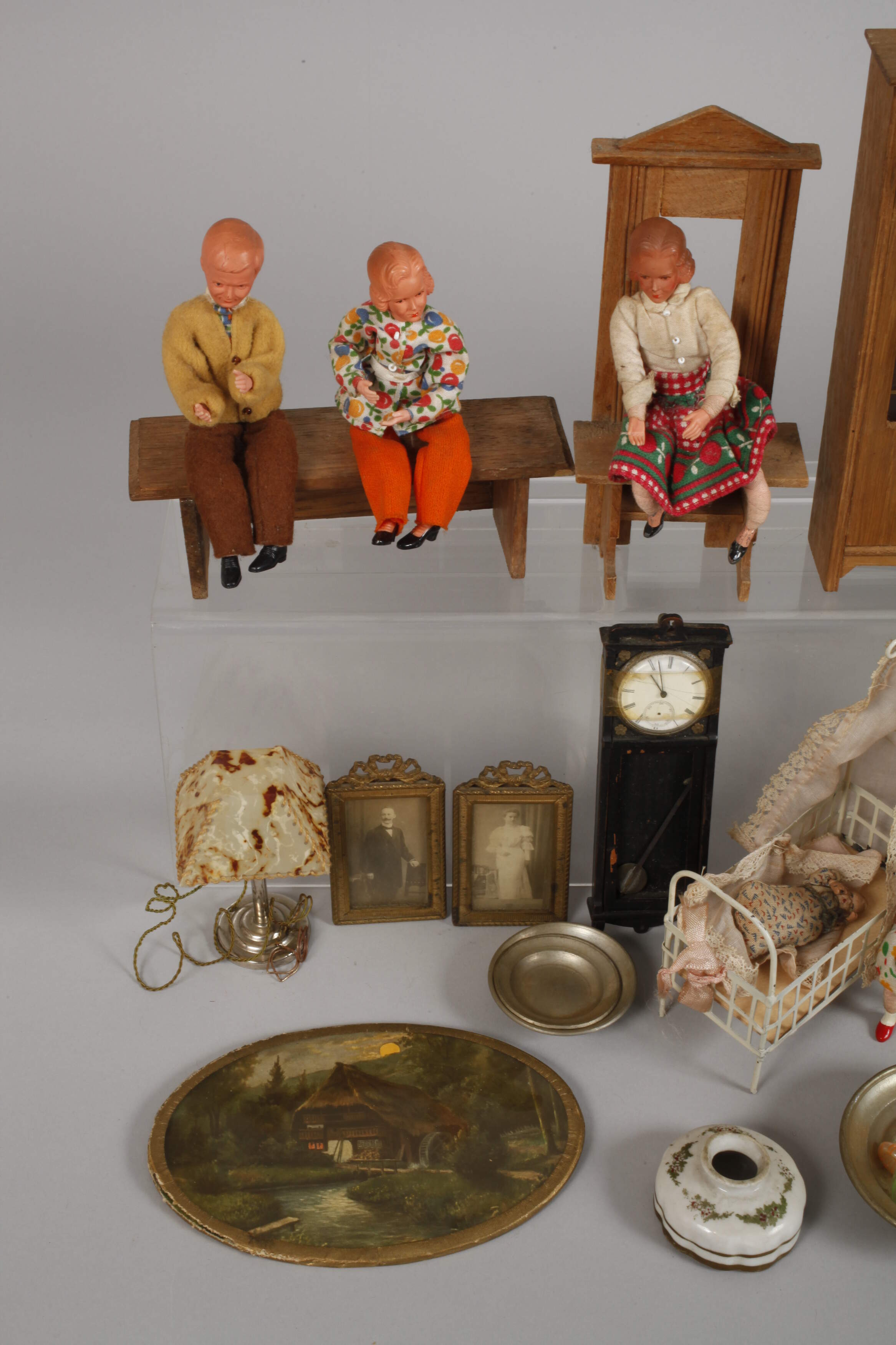A collection of doll's house accessories  - Image 2 of 4