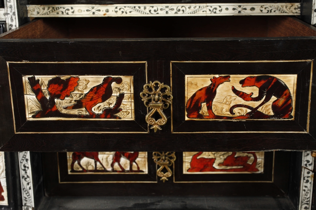 Fine cabinet in the Renaissance style - Image 10 of 18
