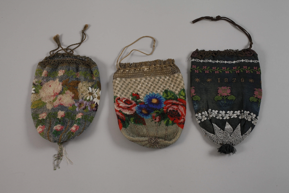 Convolute of beaded bags - Image 3 of 3