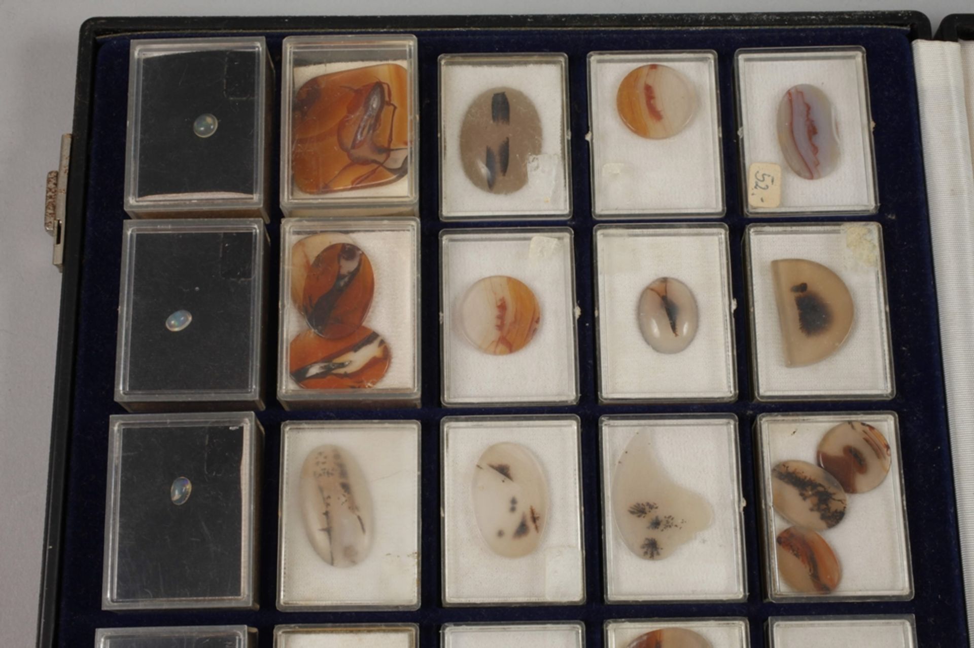 Collection of dendrite agates and moonstones - Image 2 of 3