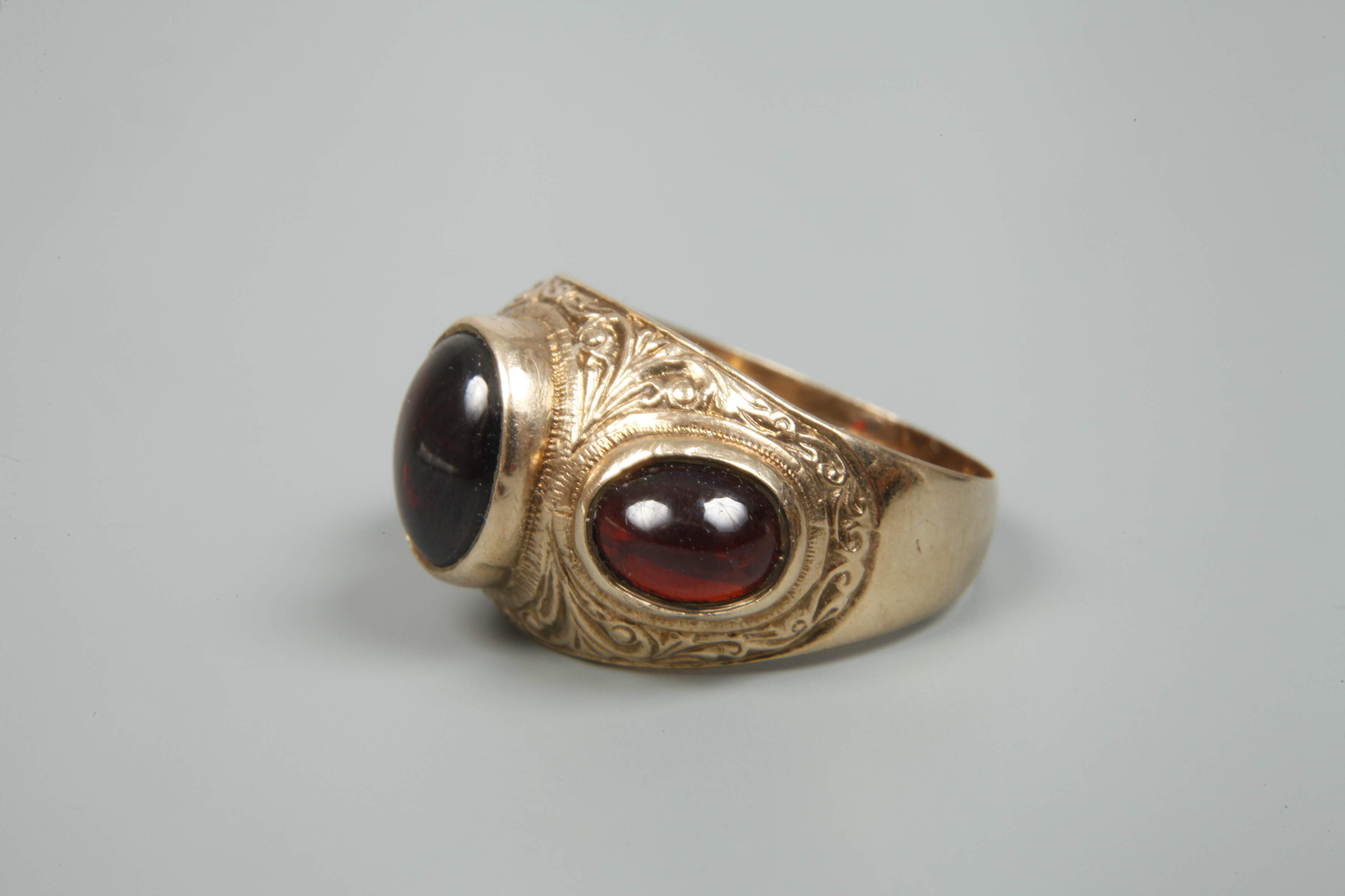 Lady's ring with garnet cabochons - Image 2 of 3