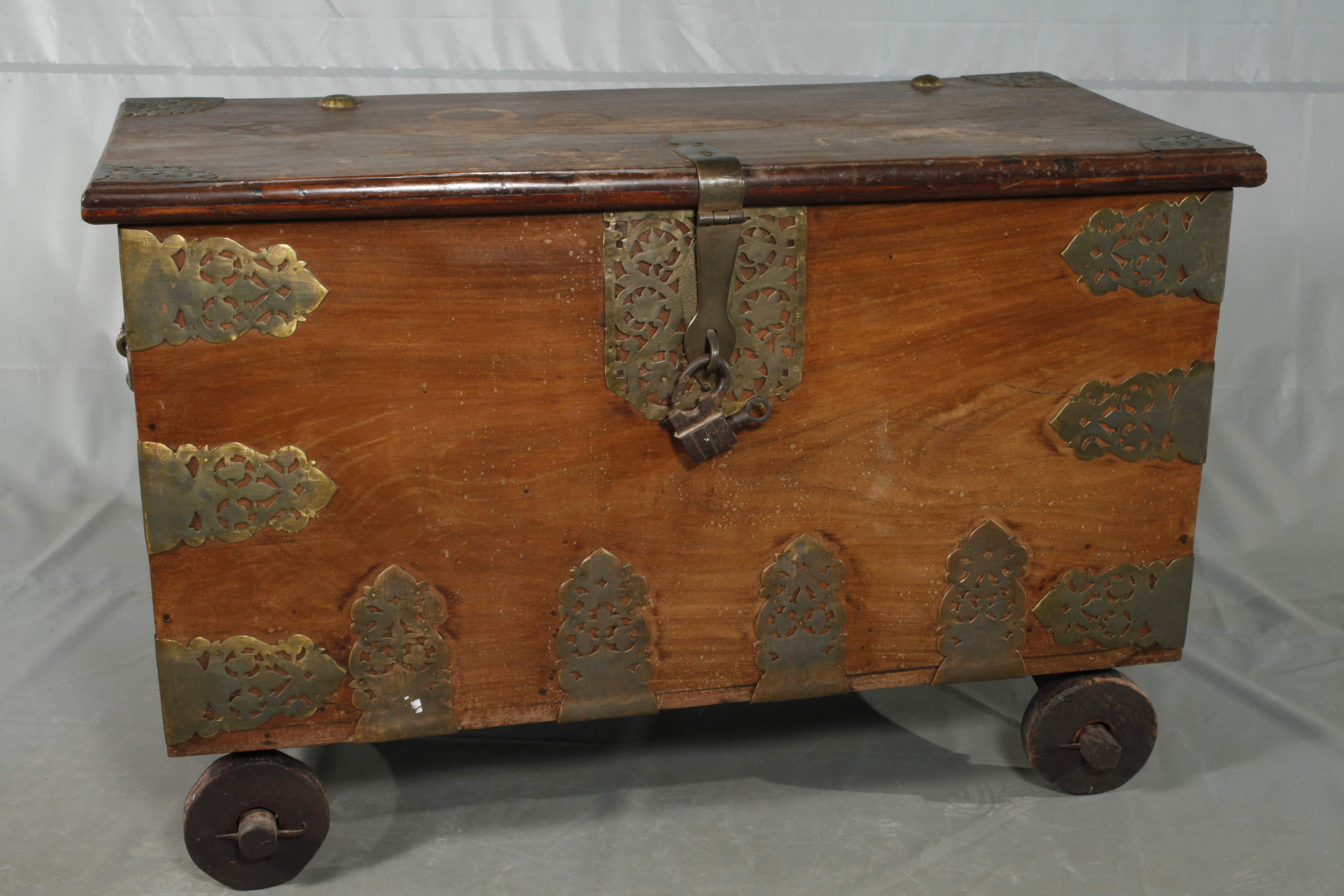 Flat lidded chest with brass fittings - Image 2 of 7