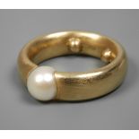 Massive band ring with pearl
