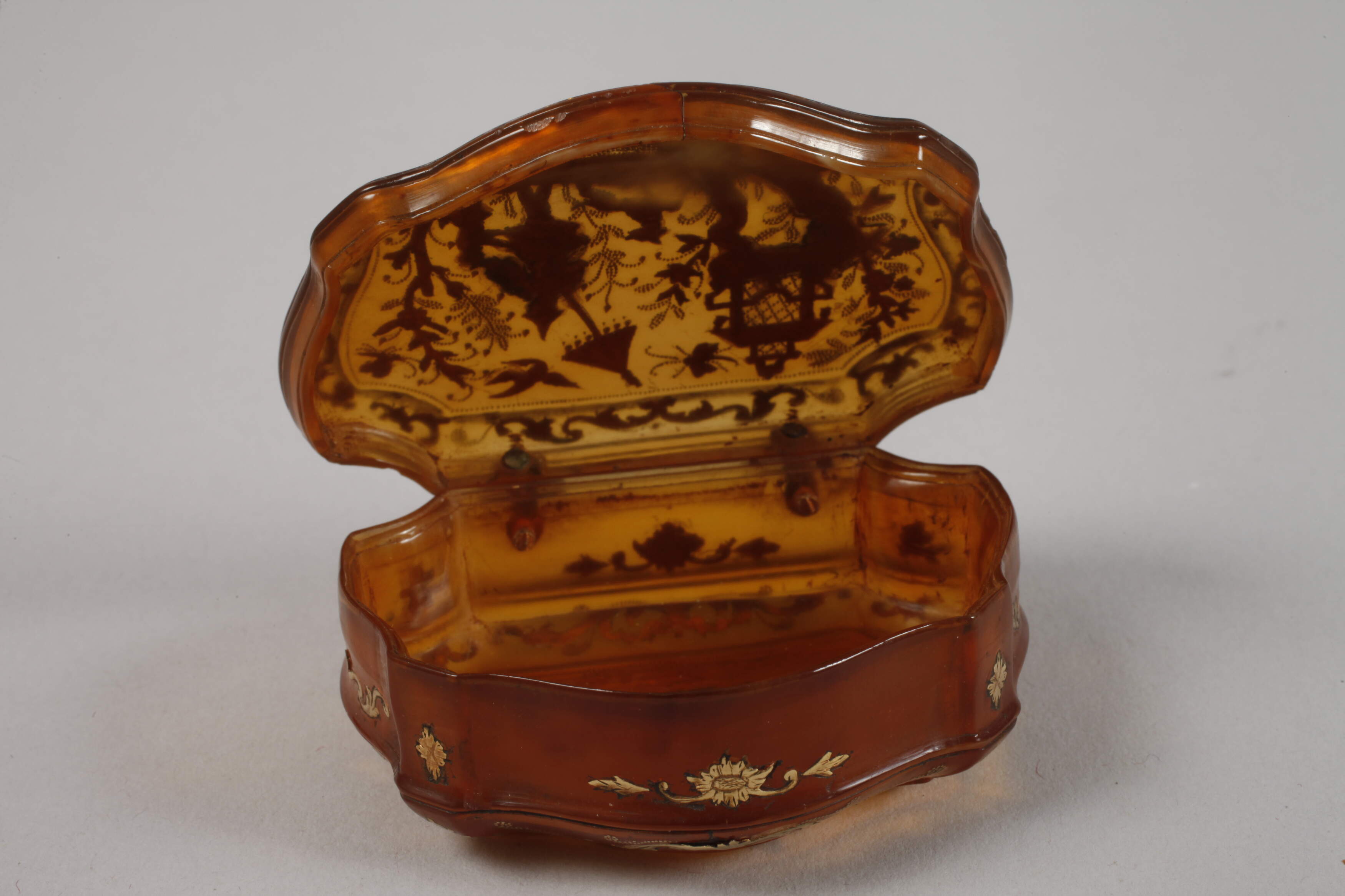 Tortoiseshell tabatiere, gold piqué - Image 2 of 5