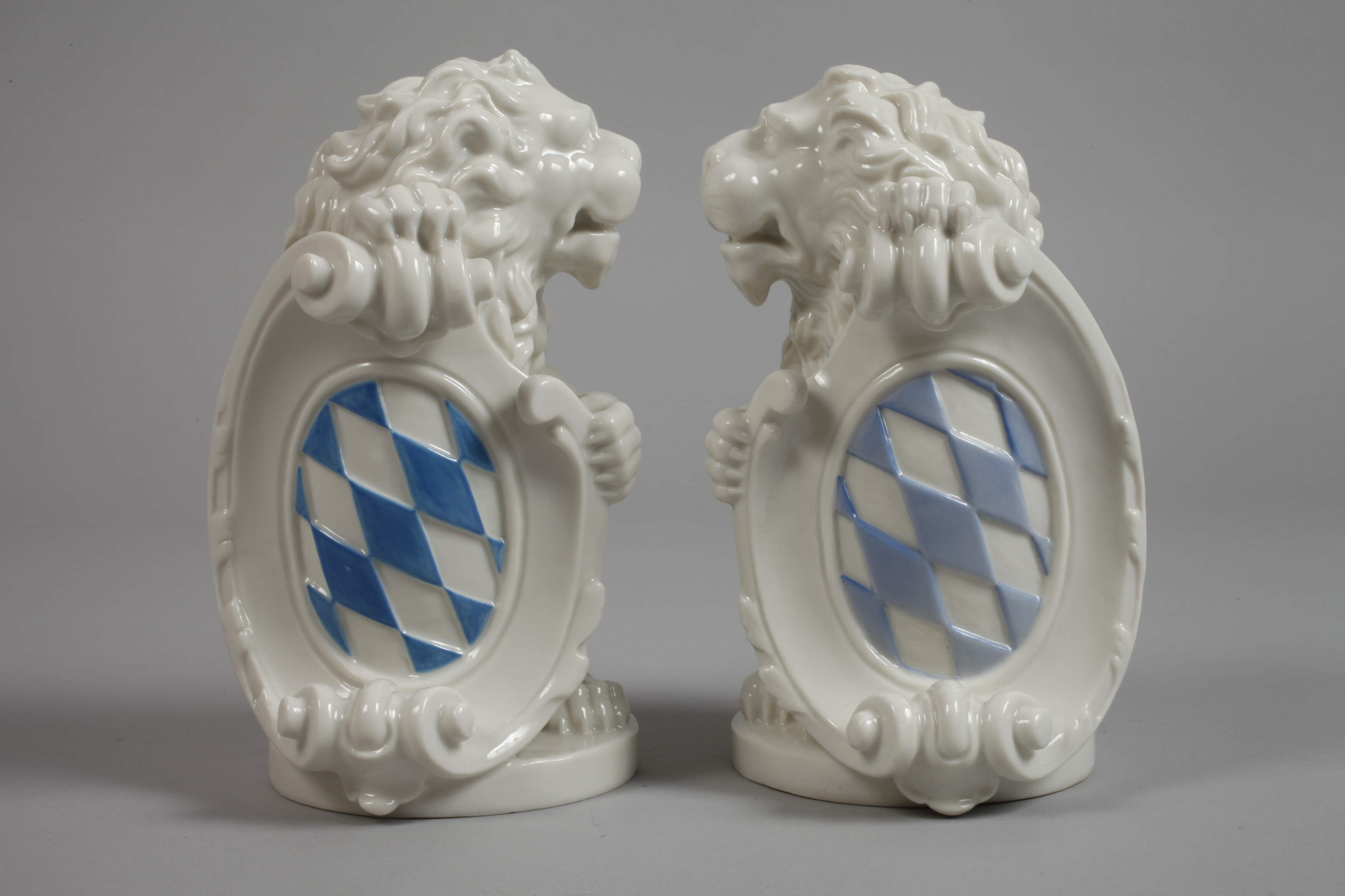 Nymphenburg pair "Lion with (Bavarian) coat of arms" - Image 2 of 5