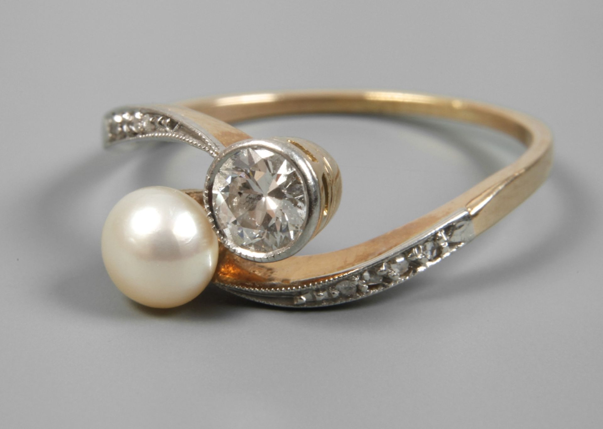 Lady's ring with diamond and pearl