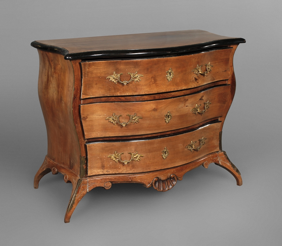 Baroque chest of drawers