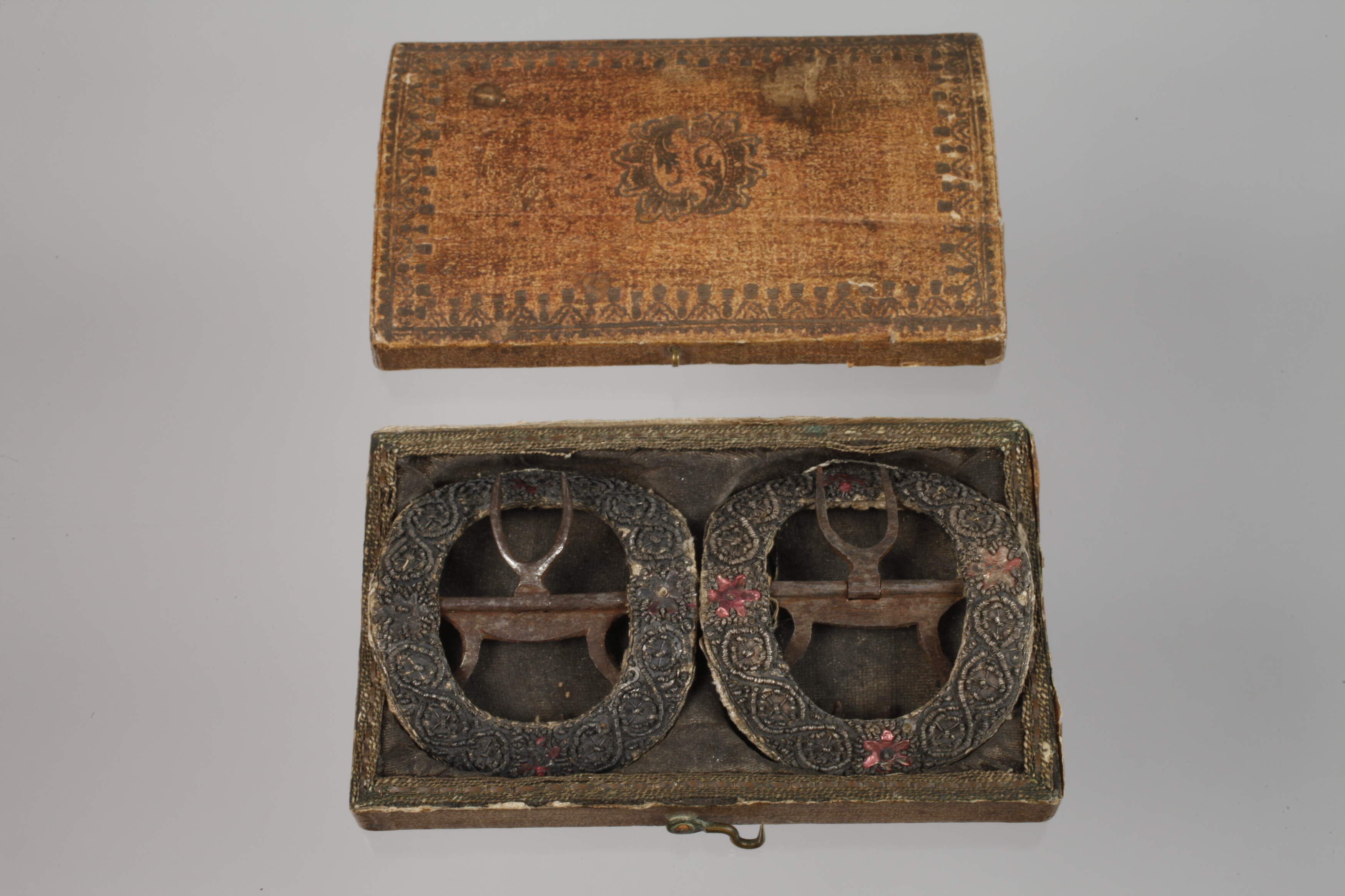 Pair of baroque shoe buckles in case - Image 3 of 3