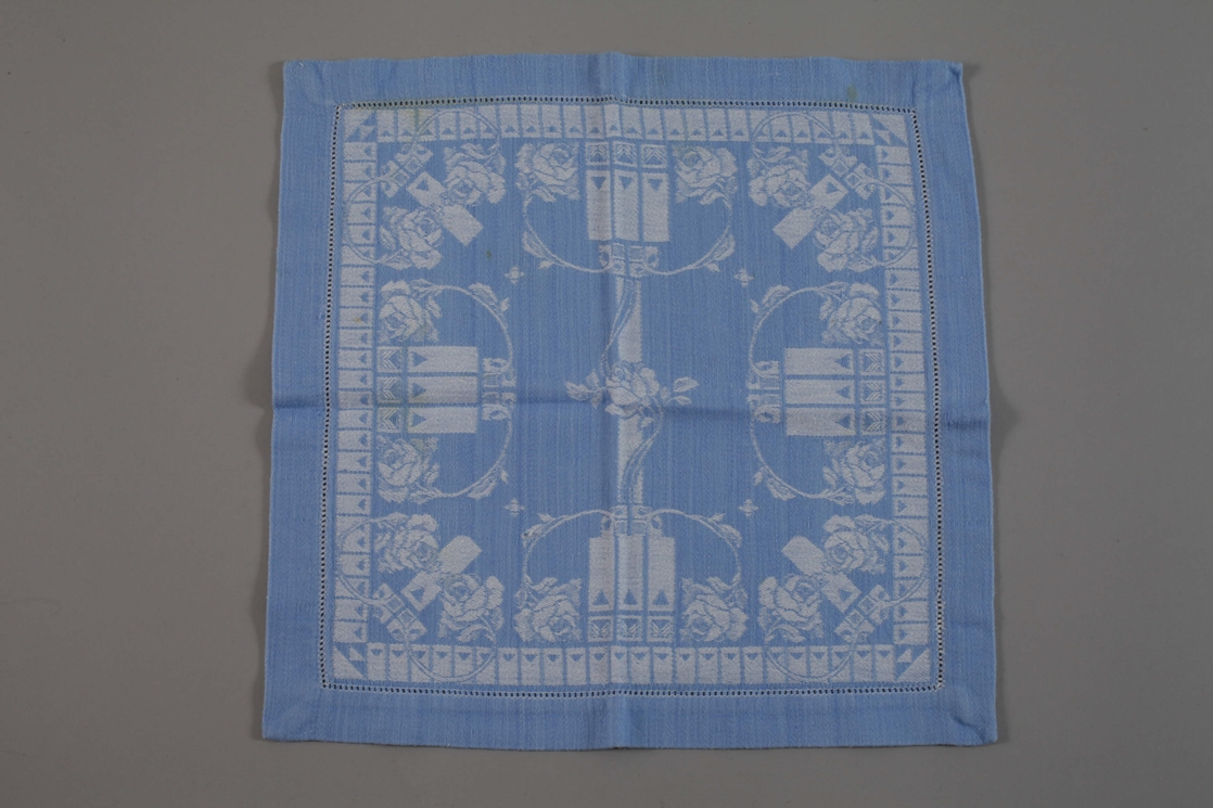 Art Nouveau table cloth and ten napkins, c. 1910, blue and white half-linen damask with hemstitchin - Image 2 of 2