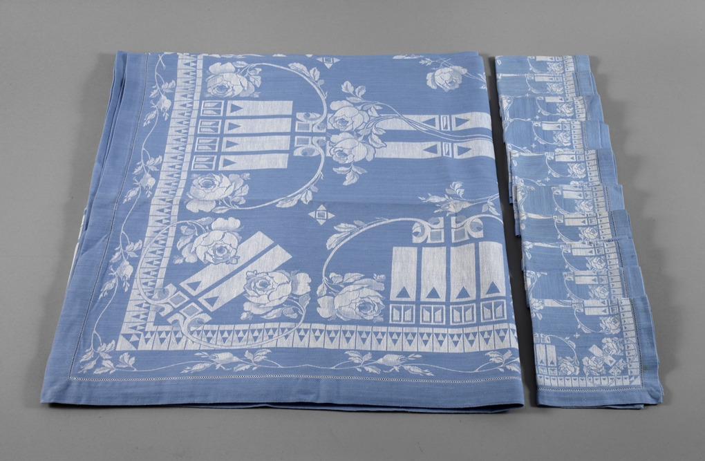 Art Nouveau table cloth and ten napkins, c. 1910, blue and white half-linen damask with hemstitchin