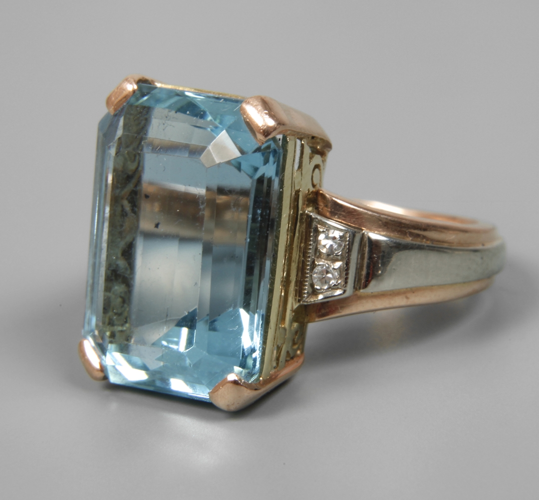 Lady's ring with high-quality aquamarine