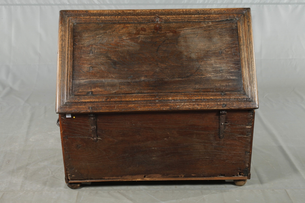 Small flat-lidded chest, late Renaissance - Image 5 of 6