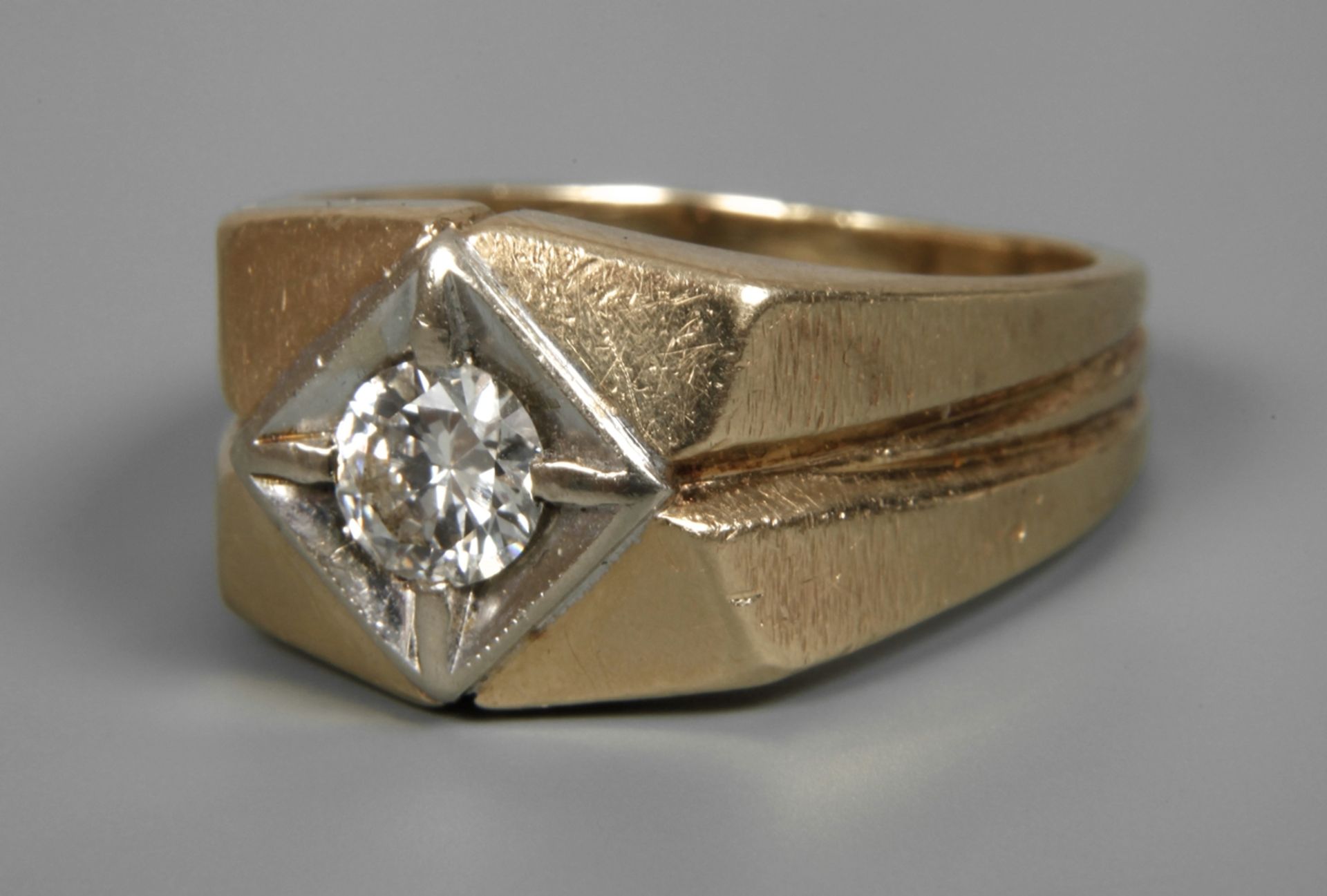 Men's ring with brilliant-cut diamond
