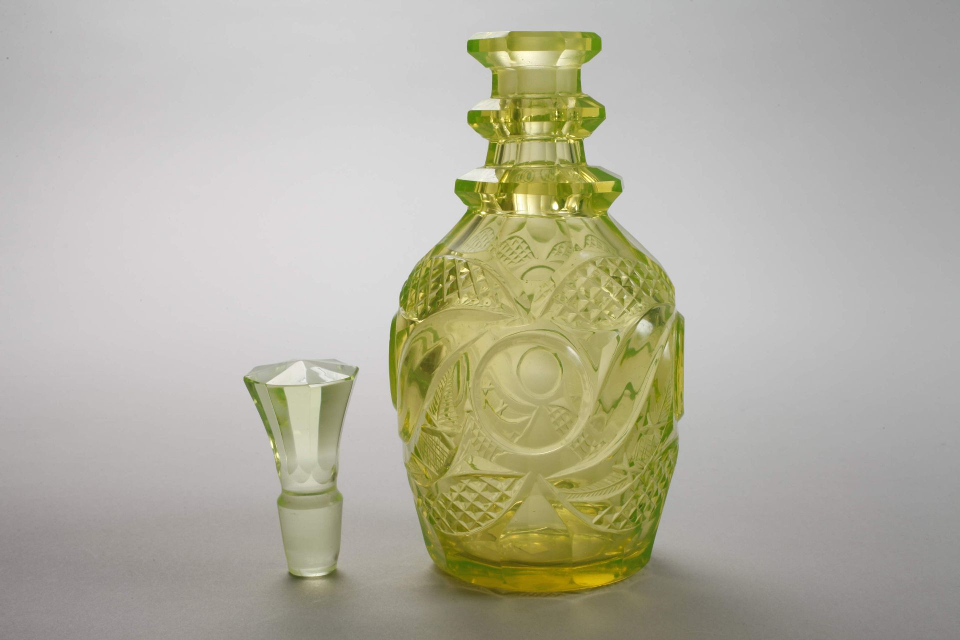 Uranium glass flacon - Image 2 of 3